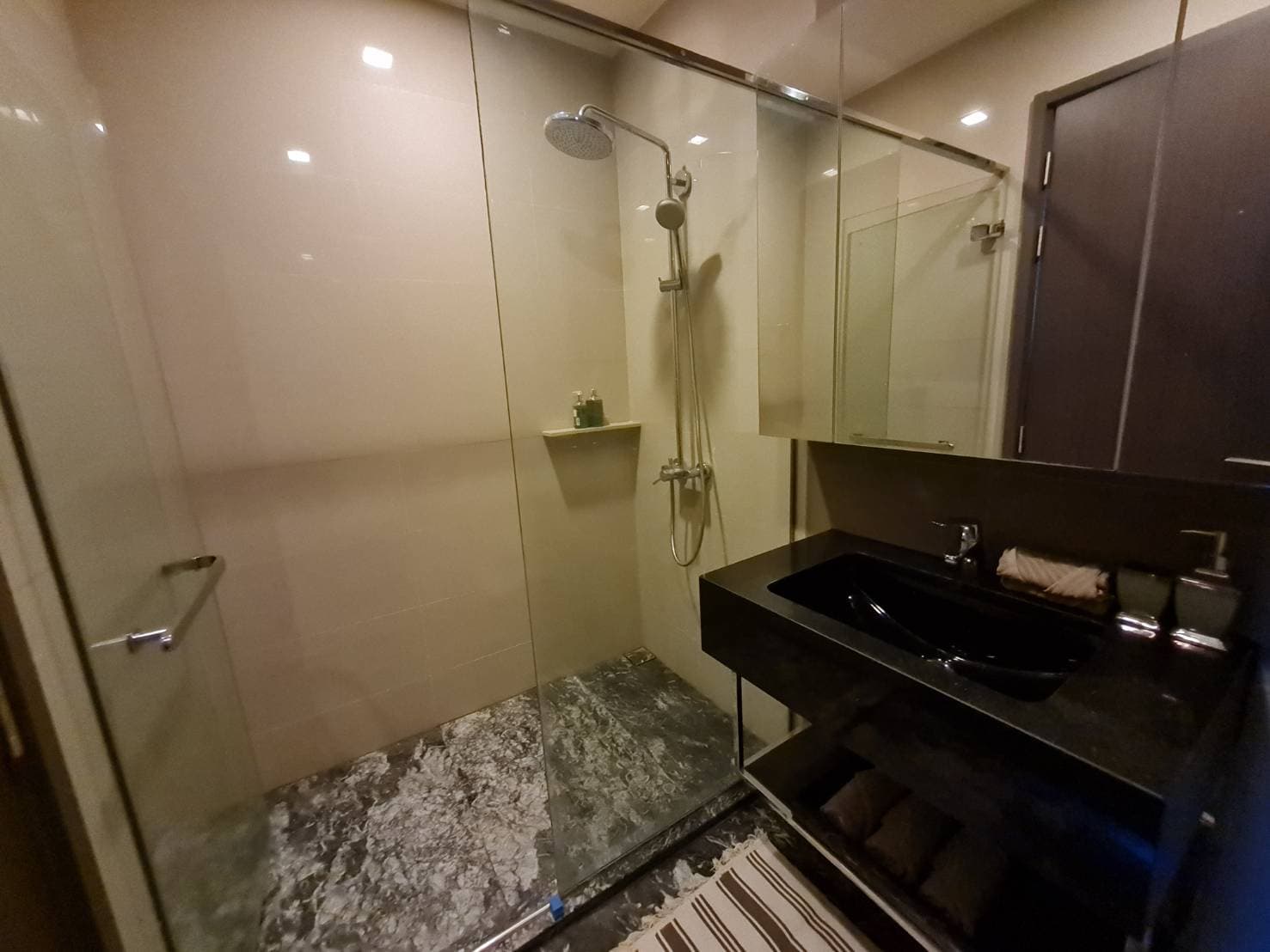 9689 – 301_bathroom.jpg