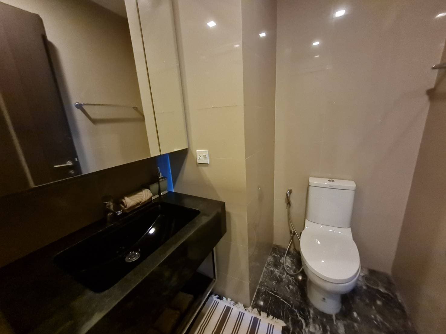 9689 – 302_bathroom.jpg