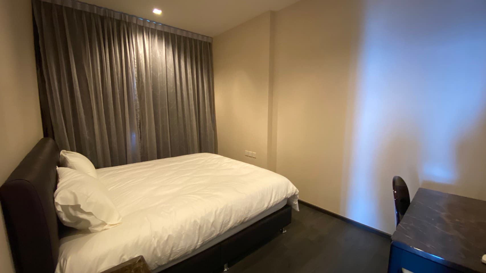 9716 – 201_bedroom.jpg