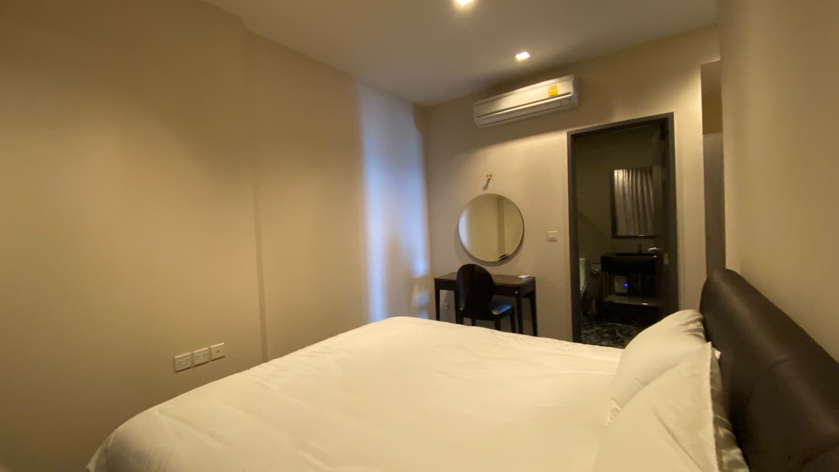 9716 – 202_bedroom.jpg