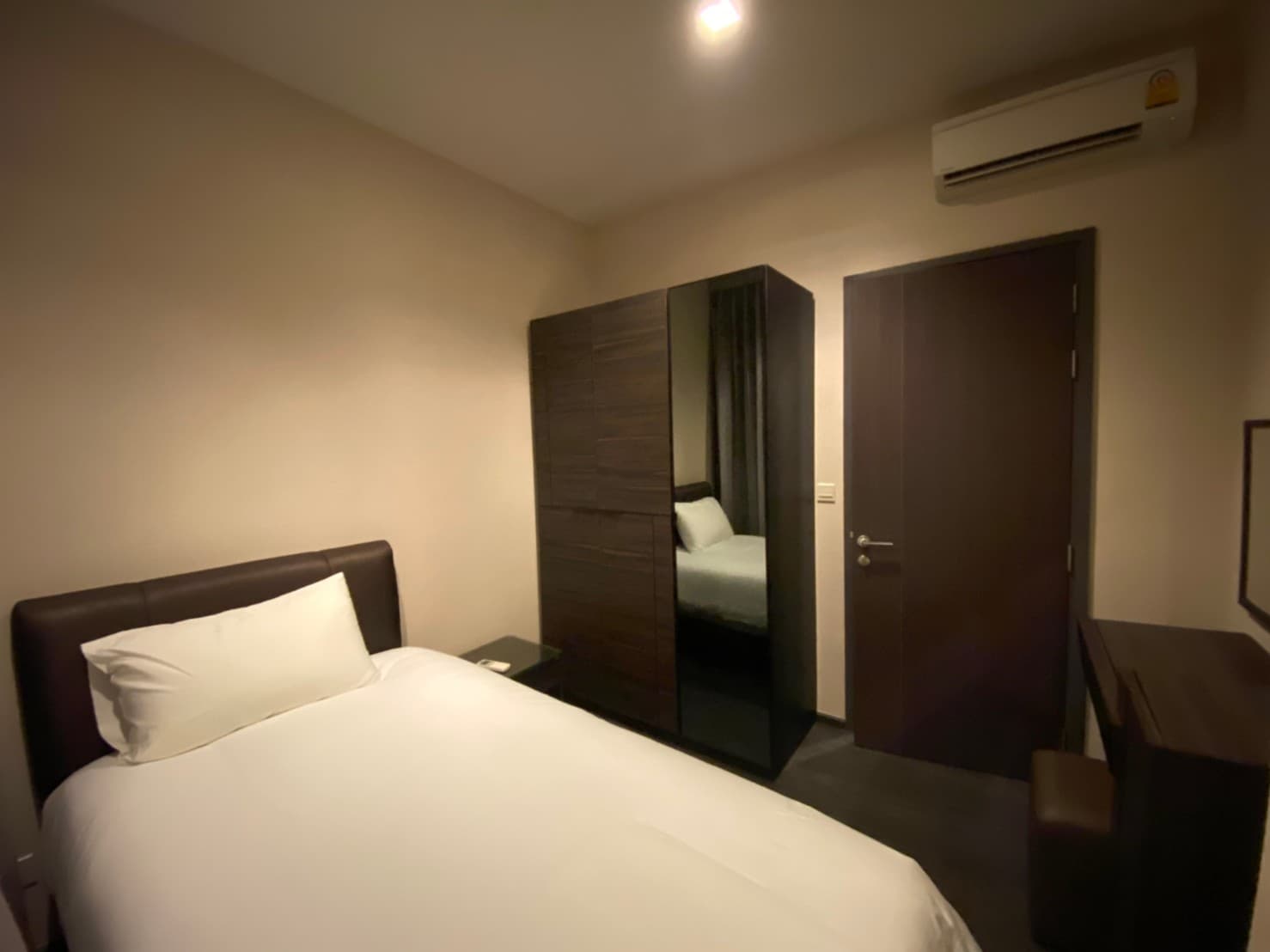 9716 – 203_bedroom.jpg