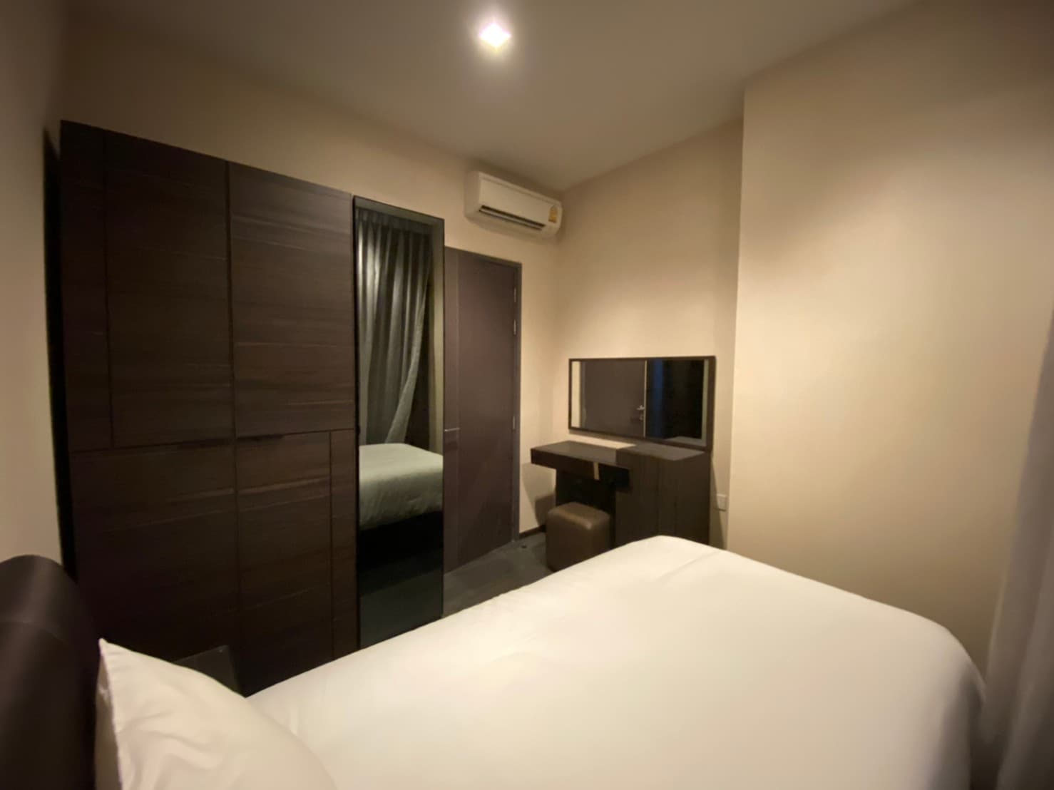 9716 – 204_bedroom.jpg