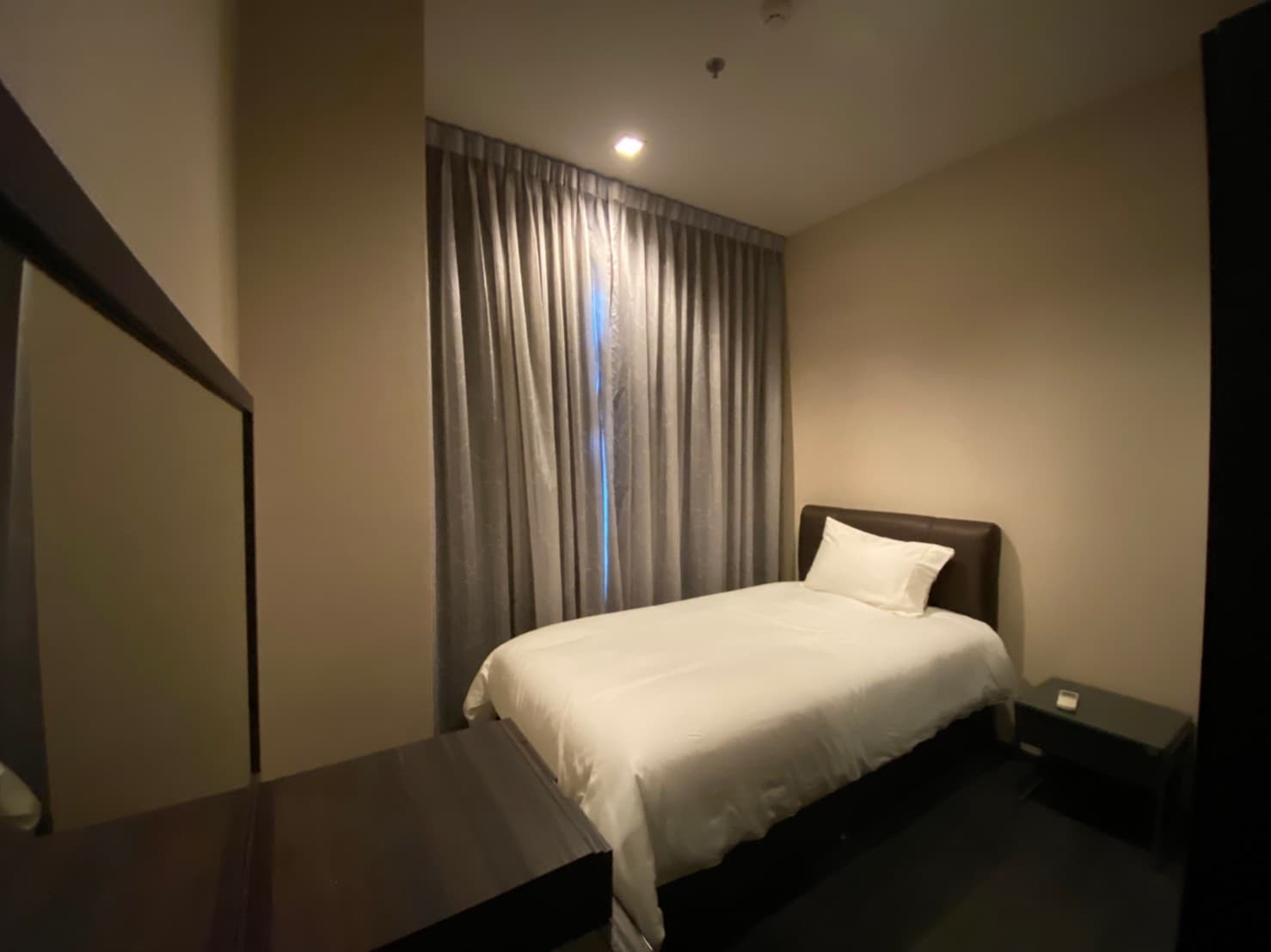 9716 – 205_bedroom.jpg