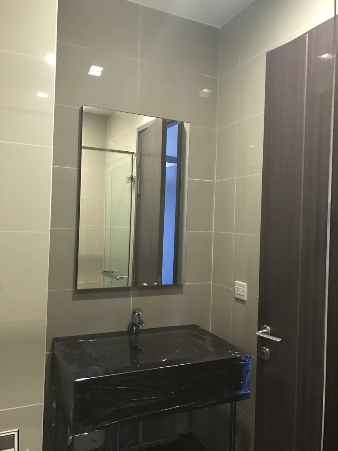 9716 – 301_bathroom.jpg