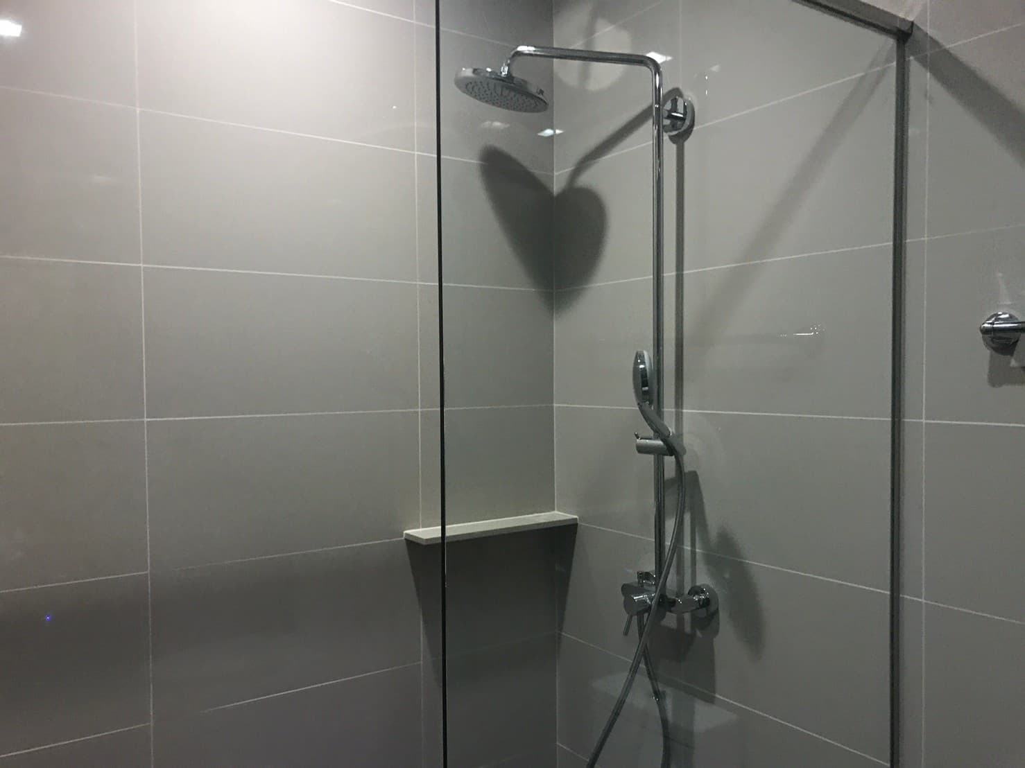 9716 – 302_bathroom.jpg