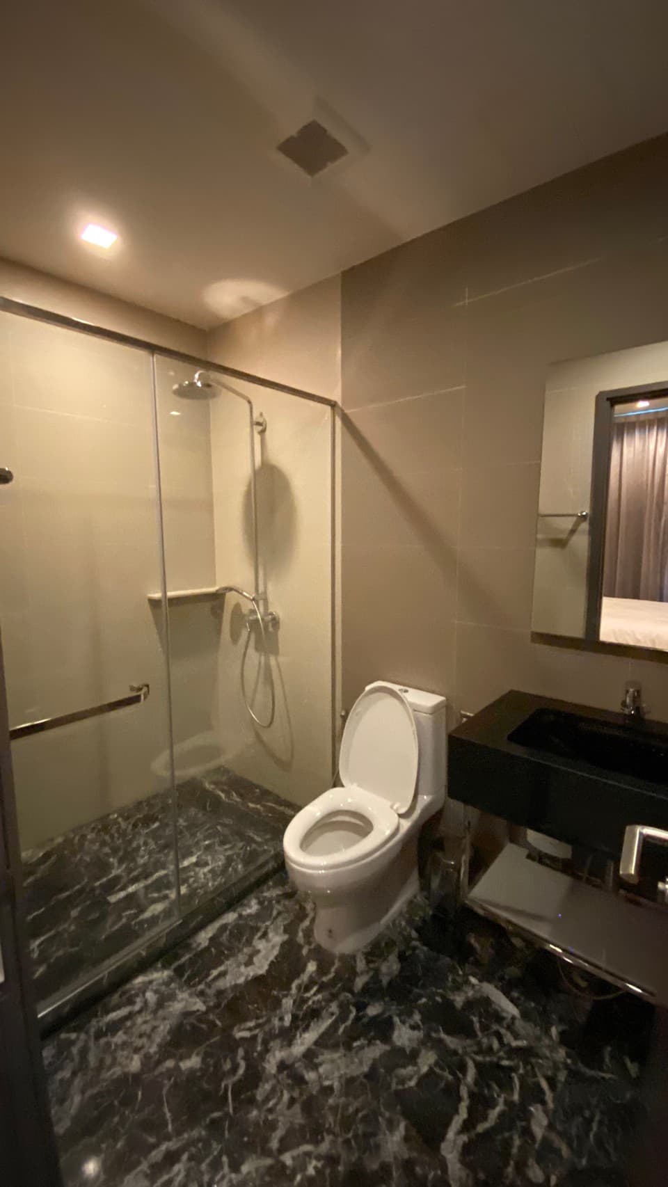 9716 – 303_bathroom.jpg